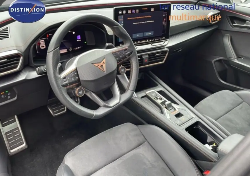 Vue intérieure côté conducteur de la CUPRA Formentor 2025 gris, volant cuir multifonctions et écran tactile central.