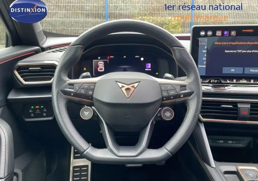Vue intérieure centrée sur le volant multifonctions cuir de la CUPRA Formentor 2025 avec écran tactile et commandes au volant.