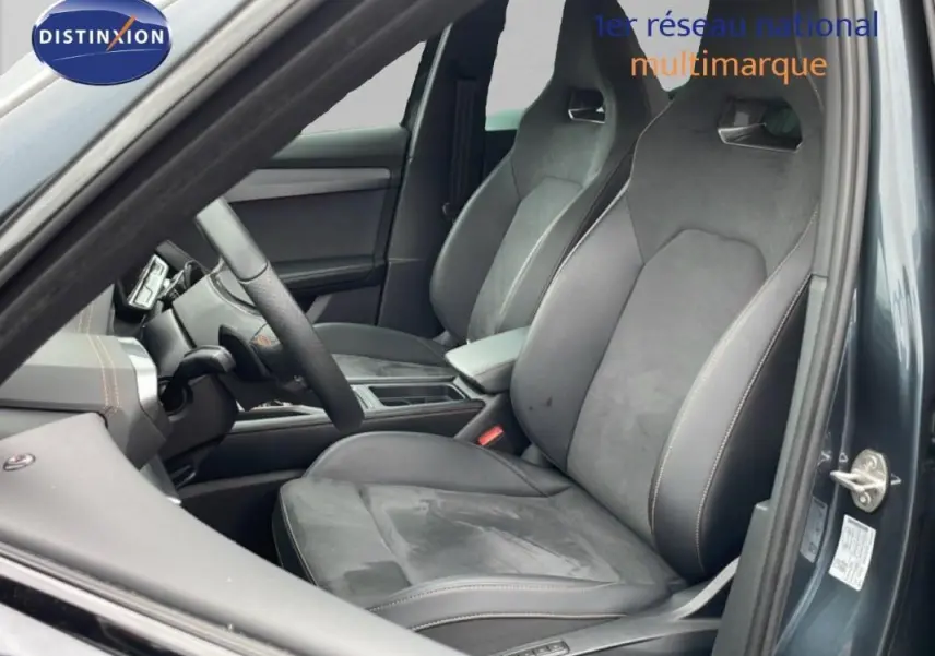 Vue intérieure côté conducteur du CUPRA Formentor gris 2025, sièges sport en cuir et alcantara avec surpiqûres contrastées.