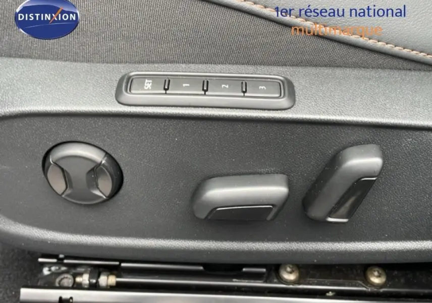 Gros plan sur les commandes de réglage électrique des sièges d’un CUPRA Formentor gris 2025.