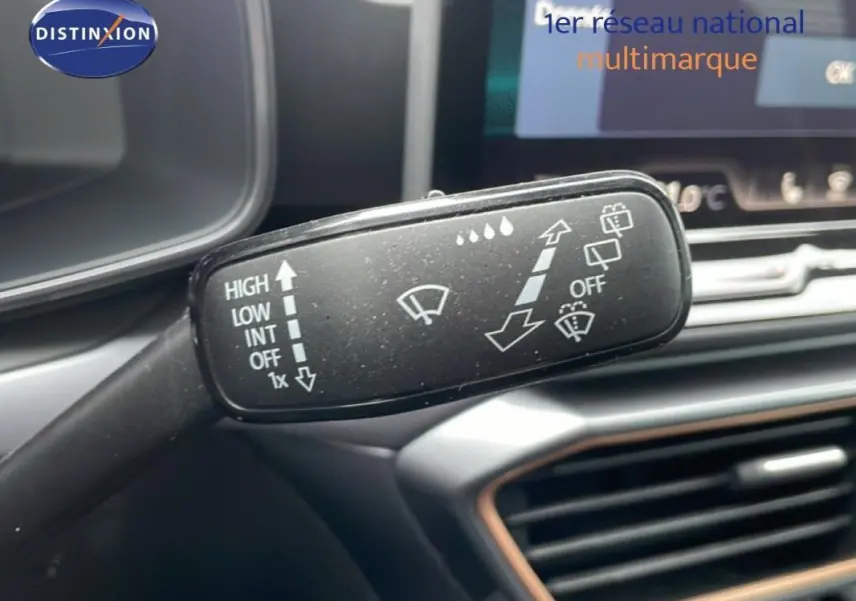 Gros plan sur la commande des essuie-glaces dans l’habitacle du CUPRA Formentor gris 2025.