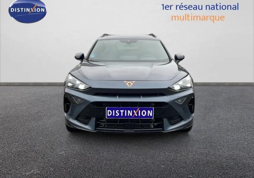 Vue avant d'un CUPRA Formentor gris 2025 avec barres de toit et phares allumés sur fond neutre.