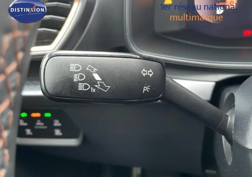 Gros plan sur la manette de clignotants noire à gauche du volant dans l’habitacle du CUPRA Formentor gris 2025.