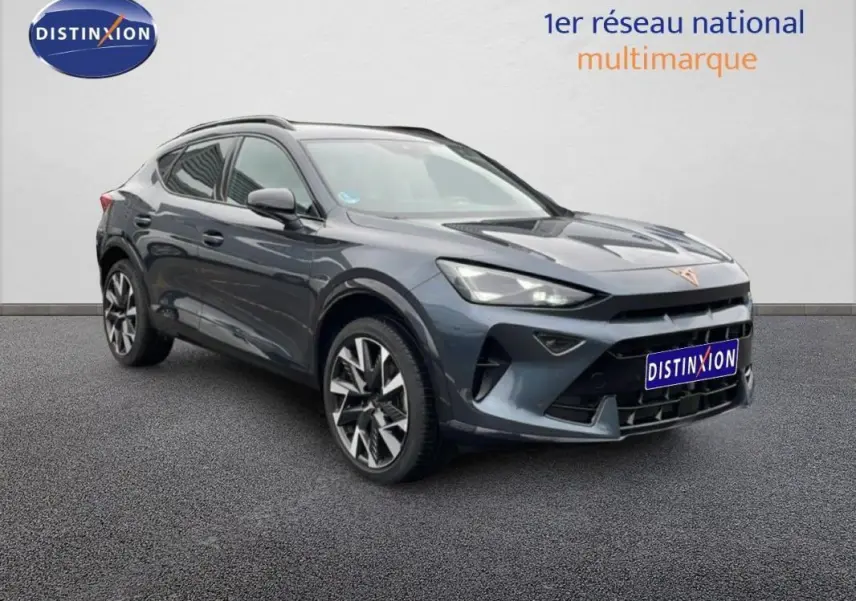 SUV CUPRA Formentor gris en 3/4 avant droit avec barres de toit et jantes aluminium distinctives.