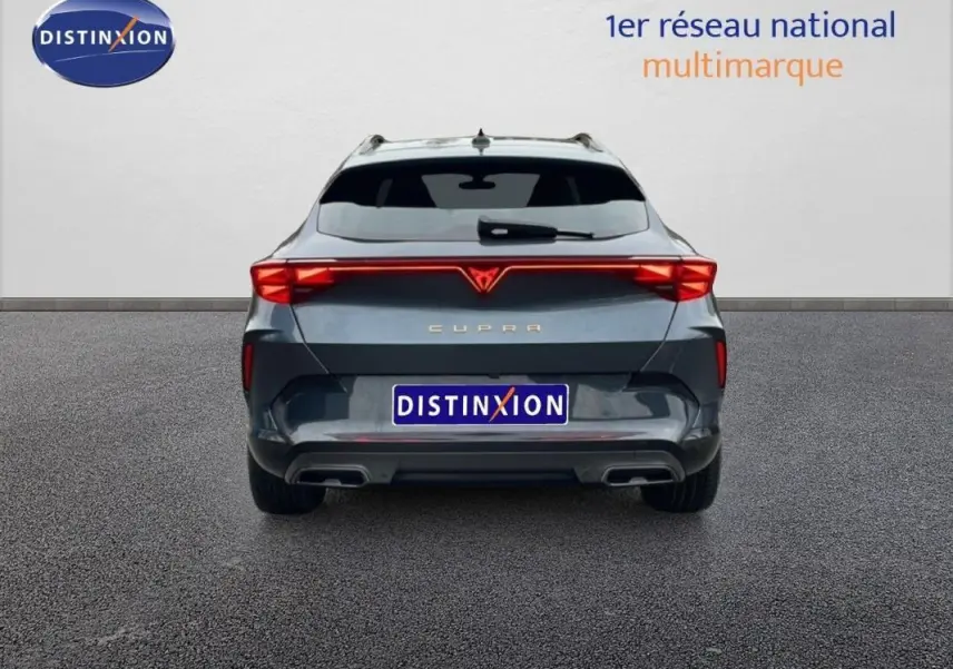 Vue arrière d'un CUPRA Formentor gris 2025 avec feux arrière LED et double sortie d'échappement intégrée.