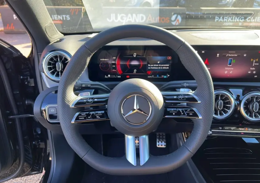 Vue frontale du volant cuir perforé et tableau de bord numérique de la Mercedes Classe A 200D noir cosmos 2026.