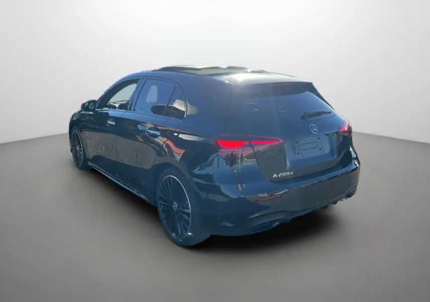 Vue 3/4 arrière droite d'une Mercedes Classe A 200d noir cosmos avec jantes alliage et vitres surteintées.