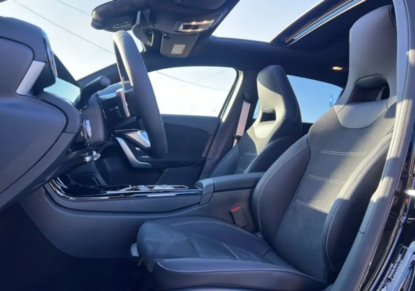 Vue intérieure côté conducteur de la Mercedes Classe A 200D Exclusive Design avec sièges sport cuir alcantara et toit panoramique.