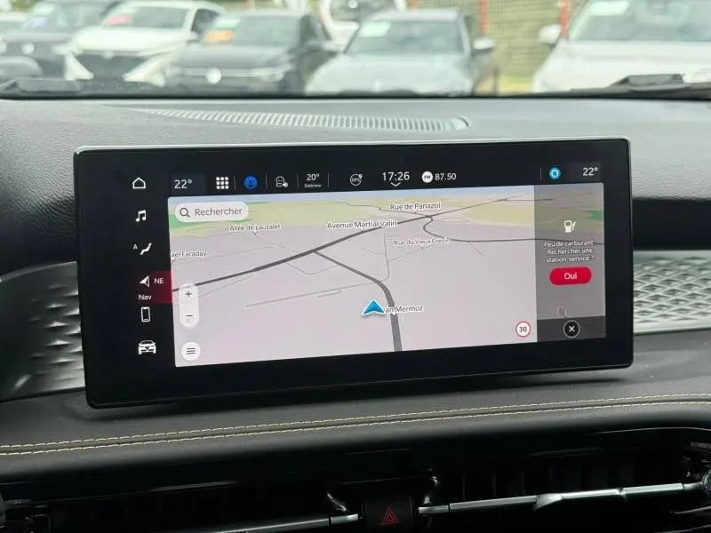 Écran tactile central de l'Alfa Romeo Tonale 1.5 Hybrid 130ch Sprint affichant la navigation GPS.