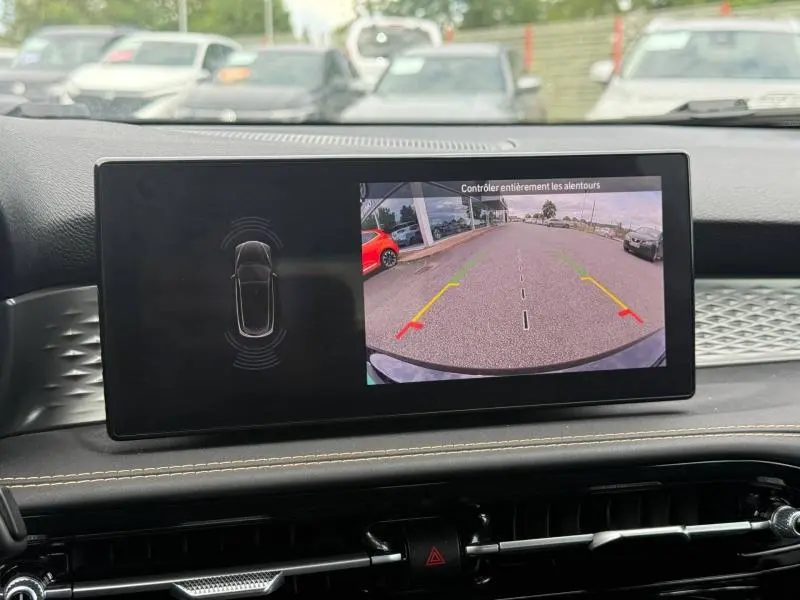 Écran tactile intérieur affichant la caméra de recul de l'Alfa Romeo Tonale gris Vesuvio, vue arrière du véhicule.