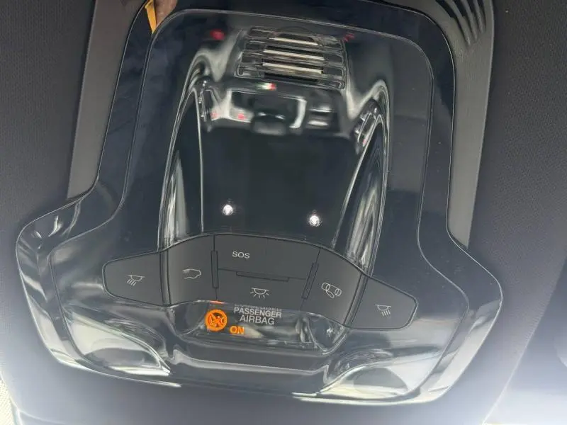 Plafonnier intérieur noir brillant avec commandes d’éclairage et témoin airbag passager activé dans Alfa Romeo Tonale gris Vesuvio.