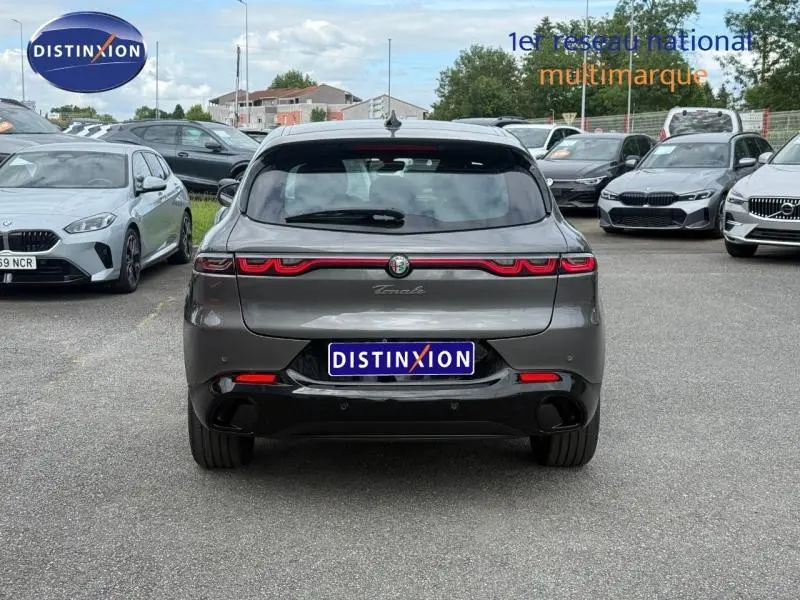 Vue arrière de l'Alfa Romeo Tonale gris Vesuvio métallisé 2025 avec feux LED et diffuseur noir brillant.