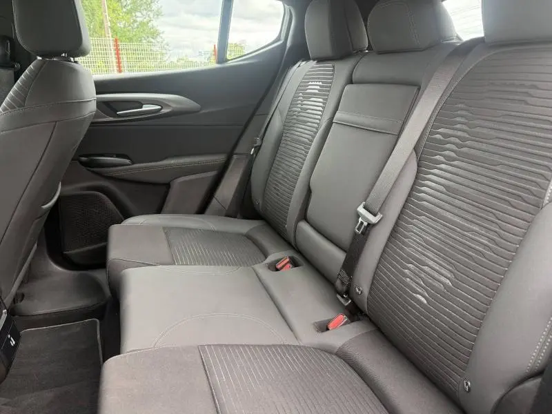 Vue latérale intérieure des sièges arrière en tissu noir et beige de l'Alfa Romeo Tonale 1.5 Hybrid 130ch Sprint 2025.