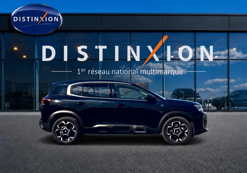 Profil côté gauche du Citroën C5 Aircross noir 2024 hybride rechargeable, avec jantes alu et barres de toit visibles.
