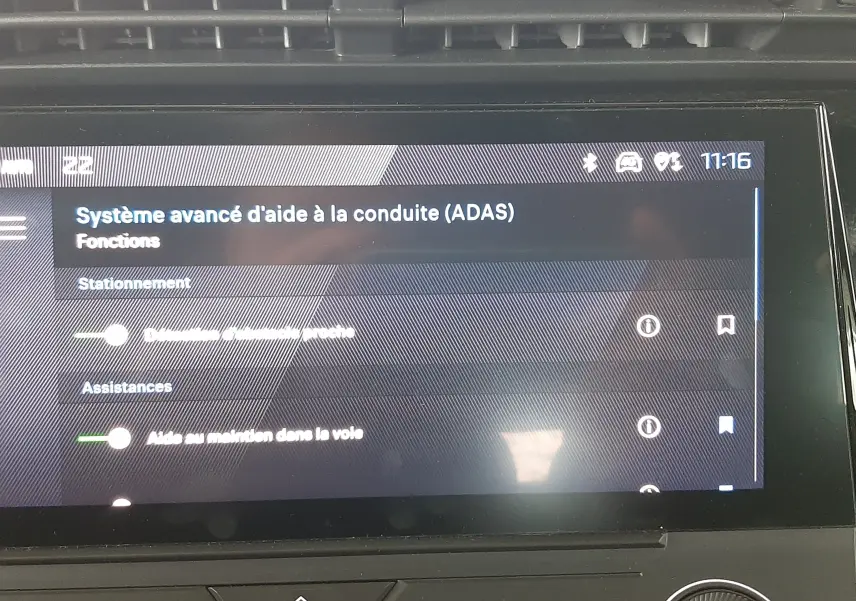 Écran tactile intérieur du Peugeot 308 blanc banquise affichant les réglages du système avancé d'aide à la conduite.