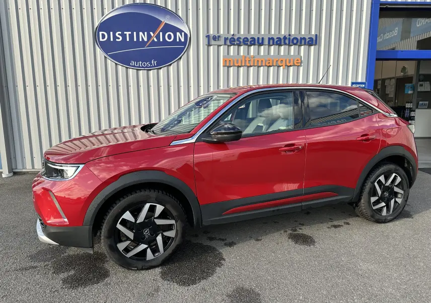 Opel Mokka Elegance rouge Kardinal vue de profil côté gauche, avec jantes noires et détails noirs contrastants.