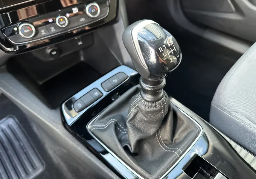 Le levier de vitesses manuel en gros plan dans l'habitacle noir de l'Opel Mokka Elegance 2021.