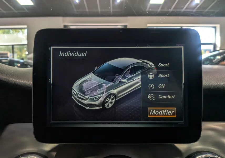 Écran central montrant la configuration individuelle d'une Mercedes Classe CLA 200 2017 avec options sport et confort.