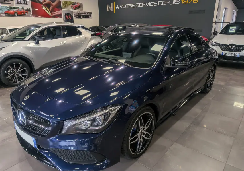 Mercedes Classe CLA 200 Fascination bleu Cavansite vue 3/4 avant droit dans un showroom lumineux.