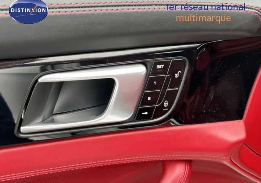 Gros plan sur la poignée de porte côté gauche en cuir rouge et inserts noirs du Porsche Panamera 4 E-Hybrid 2017.