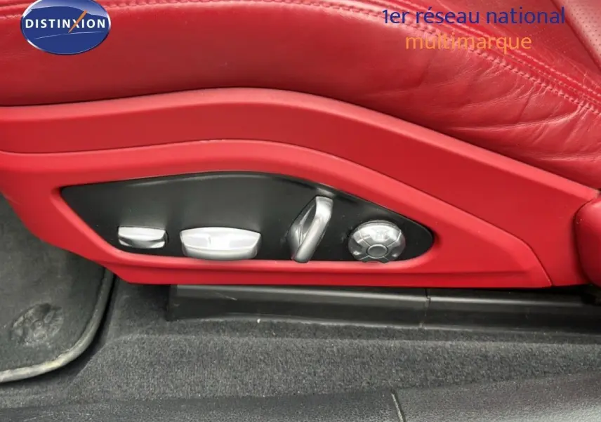 Détail des commandes de réglage électrique du siège avant en cuir rouge d'une Porsche Panamera 4 E-Hybrid 2017.