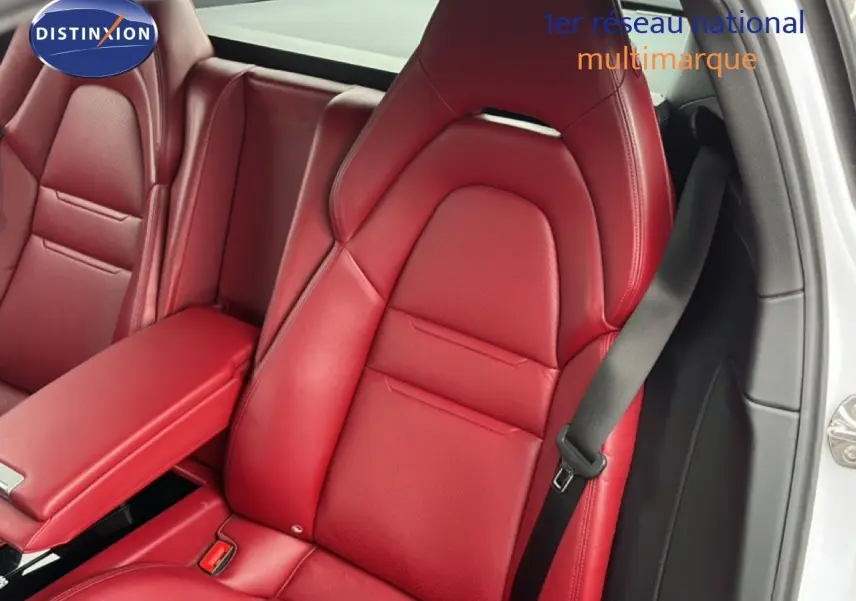 Gros plan sur le siège avant droit en cuir rouge de la Porsche Panamera 4 E-Hybrid blanche de 2017.