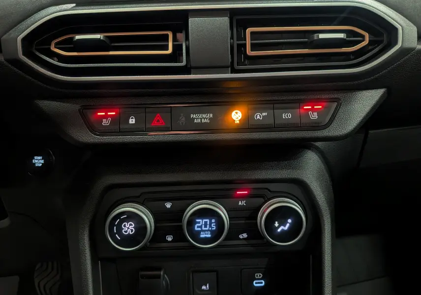 Tableau de bord intérieur de la Dacia Sandero Stepway 2025, avec commandes climatisation et sièges chauffants allumés.