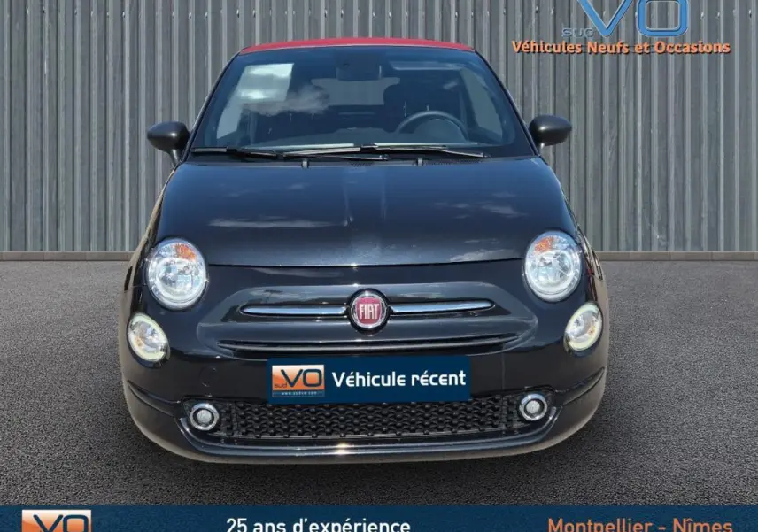 Vue avant d'une FIAT 500C noire avec toit rouge, affichant ses phares ronds et la calandre caractéristique.