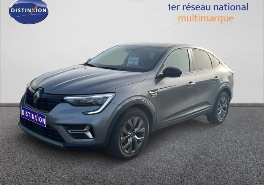Renault Arkana gris en 3/4 avant droit, mettant en valeur ses jantes aluminium 17 pouces et son design moderne.