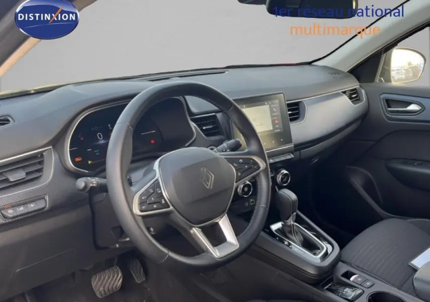 Vue intérieure côté conducteur du Renault Arkana gris 2025, volant cuir avec commandes intégrées et écran tactile central.