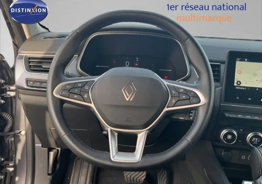 Vue intérieure centrée sur le volant cuir noir et le tableau de bord avec écran tactile du Renault Arkana gris 2025.