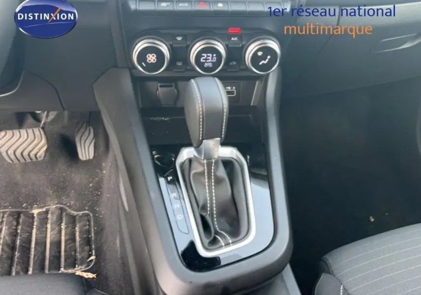 Gros plan sur la console centrale du Renault Arkana gris 2025, avec levier de boîte auto et commandes climatisation.