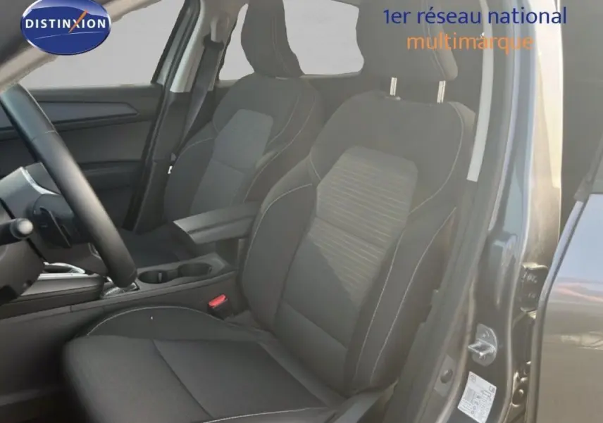 Vue intérieure côté droit montrant les sièges avant noirs du Renault Arkana gris 2025 avec volant cuir.