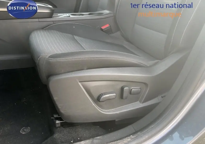 Gros plan sur le siège conducteur gris avec réglages électriques, intérieur du Renault Arkana 2025 côté gauche.