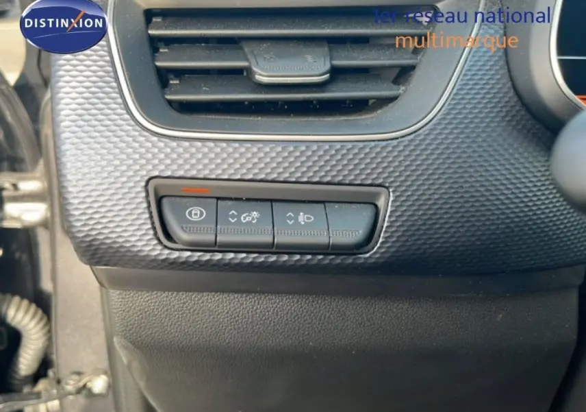 Détail intérieur montrant les commandes d’éclairage et de réglage du tableau de bord du Renault Arkana gris 2025.