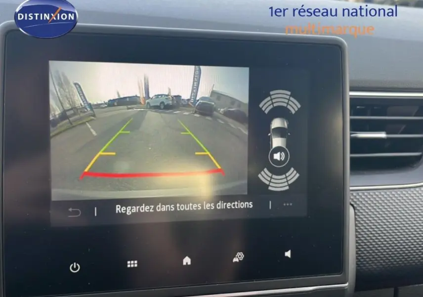 Écran tactile intérieur montrant la caméra de recul et les radars d’aide au stationnement du Renault Arkana gris.