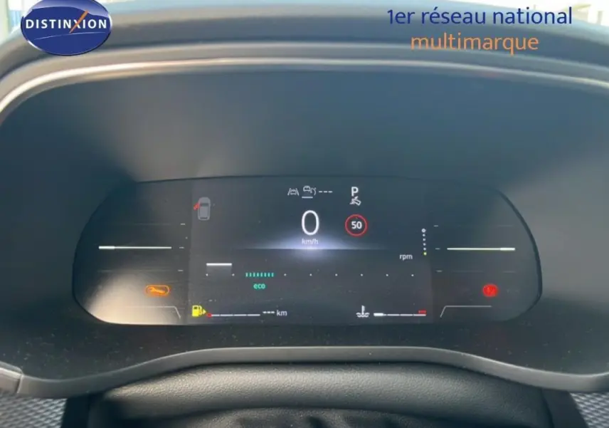 Tableau de bord numérique de Renault Arkana 2025, affichant vitesse à 0 km/h et indicateurs divers.