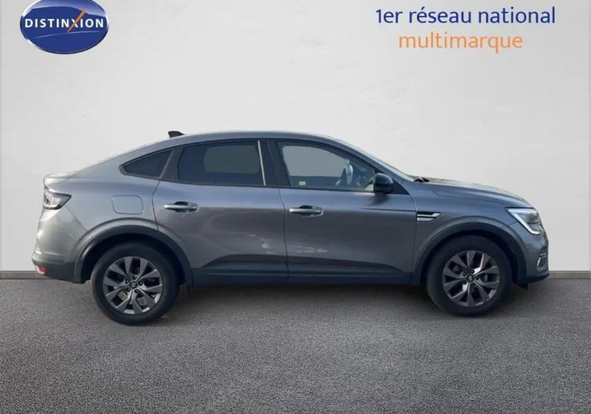 Renault Arkana gris 2025 en profil droit, SUV hybride avec jantes aluminium 17 pouces et lignes fluides.