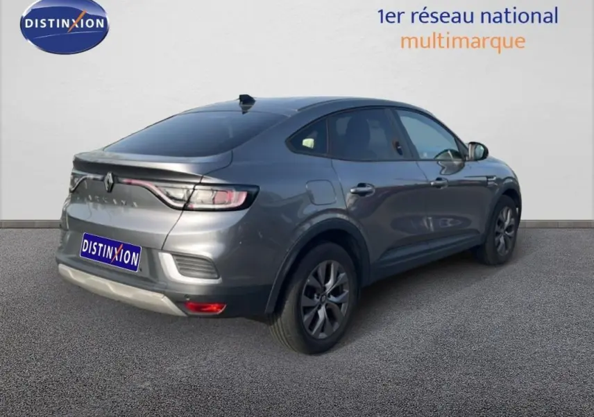 Vue 3/4 arrière droite d’un Renault Arkana gris 2025 avec jantes aluminium et feux arrière LED distinctifs.