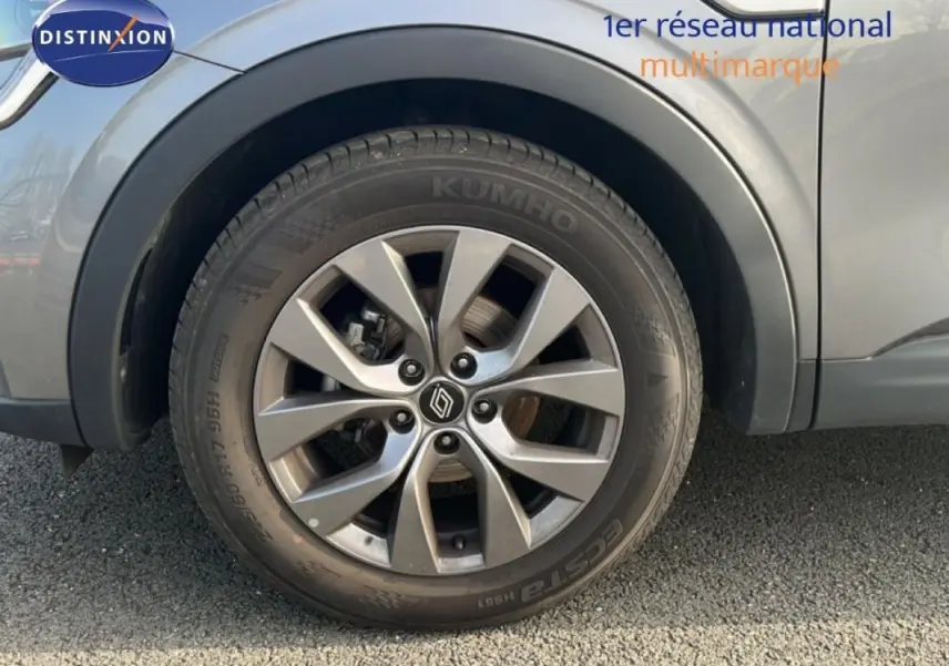 Gros plan sur la roue avant gauche gris métallisé d'un Renault Arkana 2025 avec jante aluminium 17 pouces.