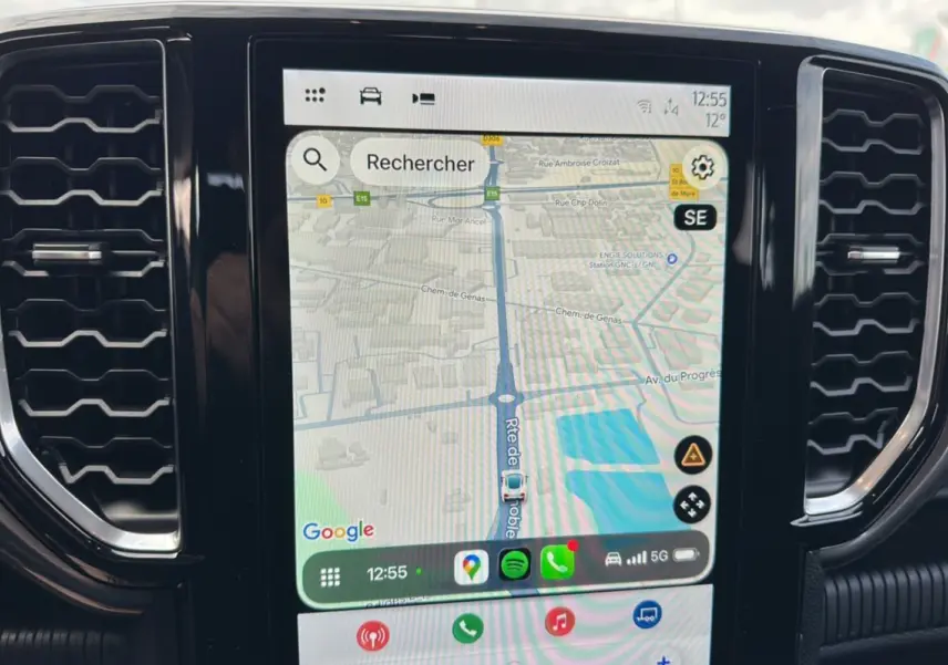 Écran tactile central du Ford Ranger 2026 affichant une navigation GPS avec interface moderne et aérations latérales noires.