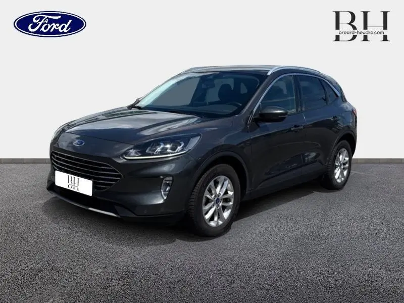 Ford Kuga 2022 gris Magnetic métallisé en vue 3/4 avant droit avec jantes alu et vitres surteintées.