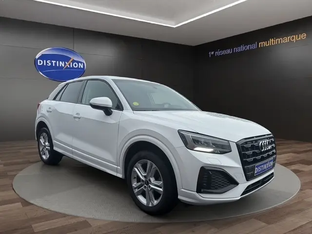 Vue intérieure côté conducteur de l'Audi Q2 30 TDI 116 Design 2021 avec tableau de bord numérique et volant cuir multifonctions.