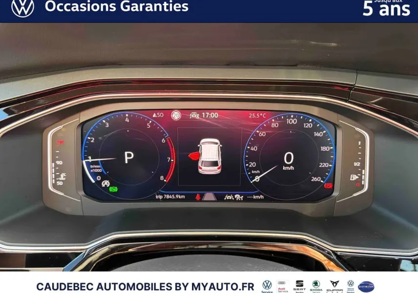 Tableau de bord digital de Volkswagen Polo 2026 affichant compte-tours, vitesse et alertes, avec éclairage rouge et bleu.
