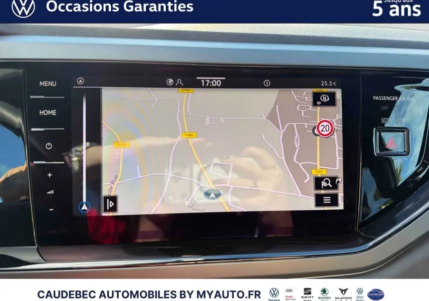 Écran tactile de navigation Discover Media au tableau de bord d'une Volkswagen Polo noire intense nacrée, vue intérieure frontale.