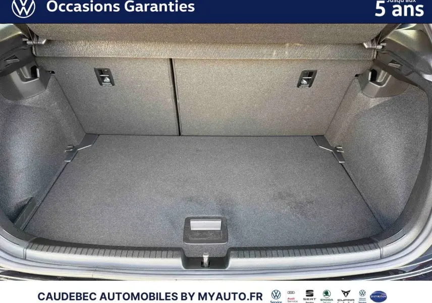 Coffre ouvert d'une Volkswagen Polo noire intense nacrée, montrant l'espace de chargement intérieur vide.