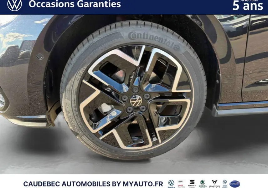 Gros plan sur la jante alliage 17 pouces noire et argentée du côté avant gauche d'une Volkswagen Polo noire intense nacrée.