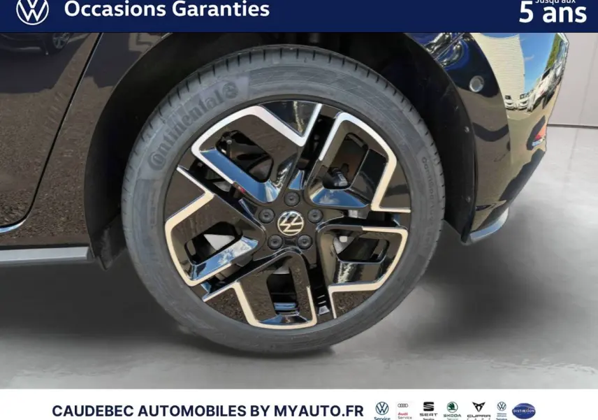 Gros plan sur la jante alliage 17 pouces noire et chromée de la Volkswagen Polo noir intense nacré, côté avant droit.
