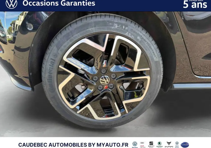 Gros plan sur la jante alliage 17 pouces bicolore noire et chrome d'une Volkswagen Polo noir intense nacré, côté droit.