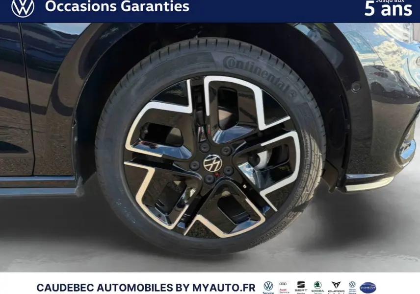 Gros plan sur la jante alliage 17 pouces noire et argentée de la Volkswagen Polo noir intense nacré, côté avant droit.